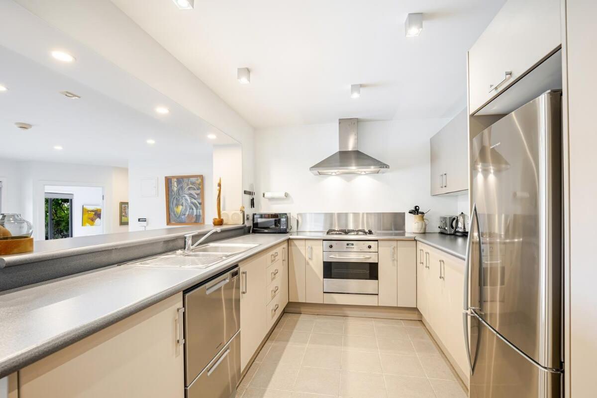 Stylish And Serene Living In Kohimarama Auckland Extérieur photo